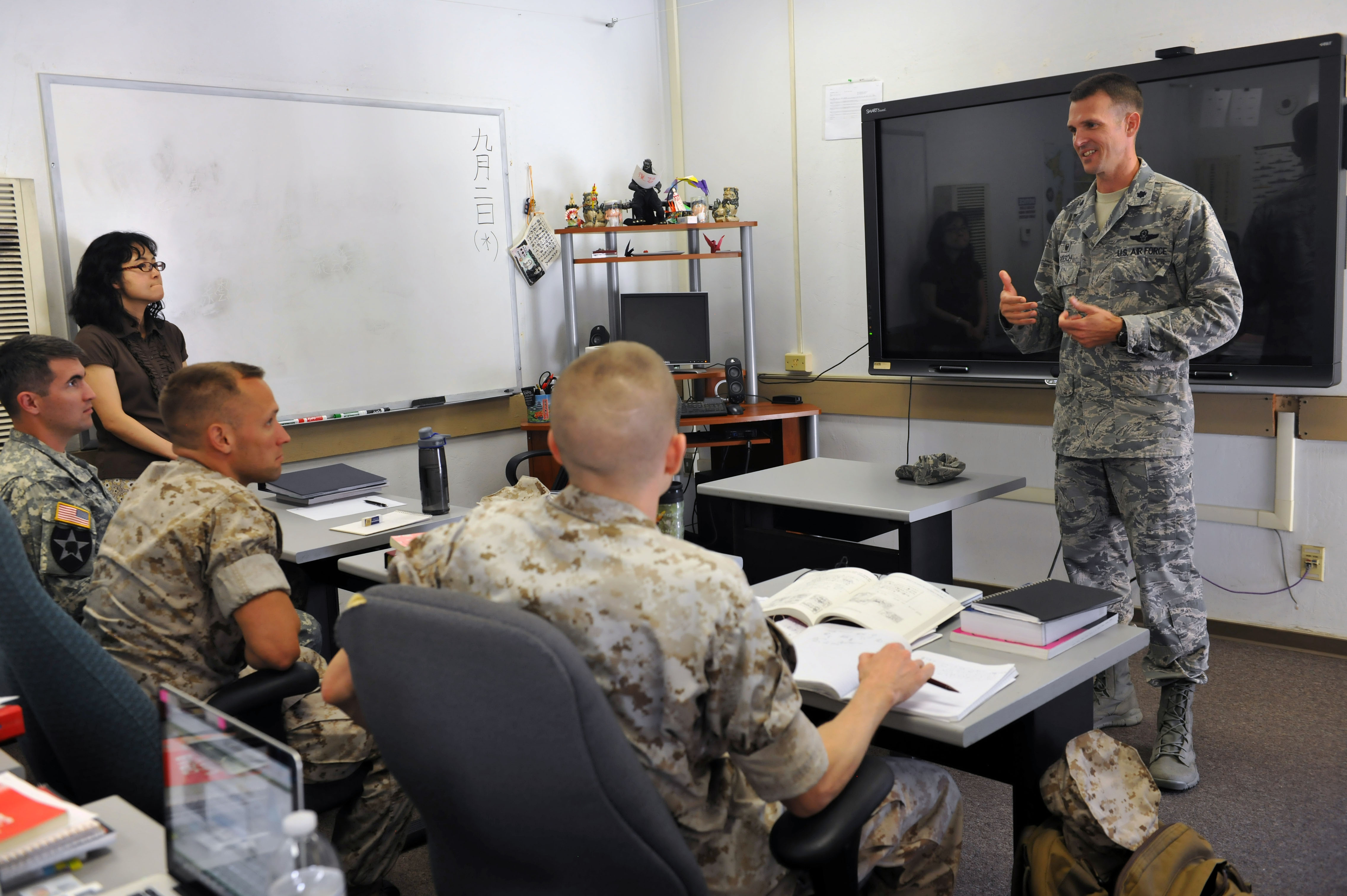 Air Force Special Operations School commandant learns about DLIFLC