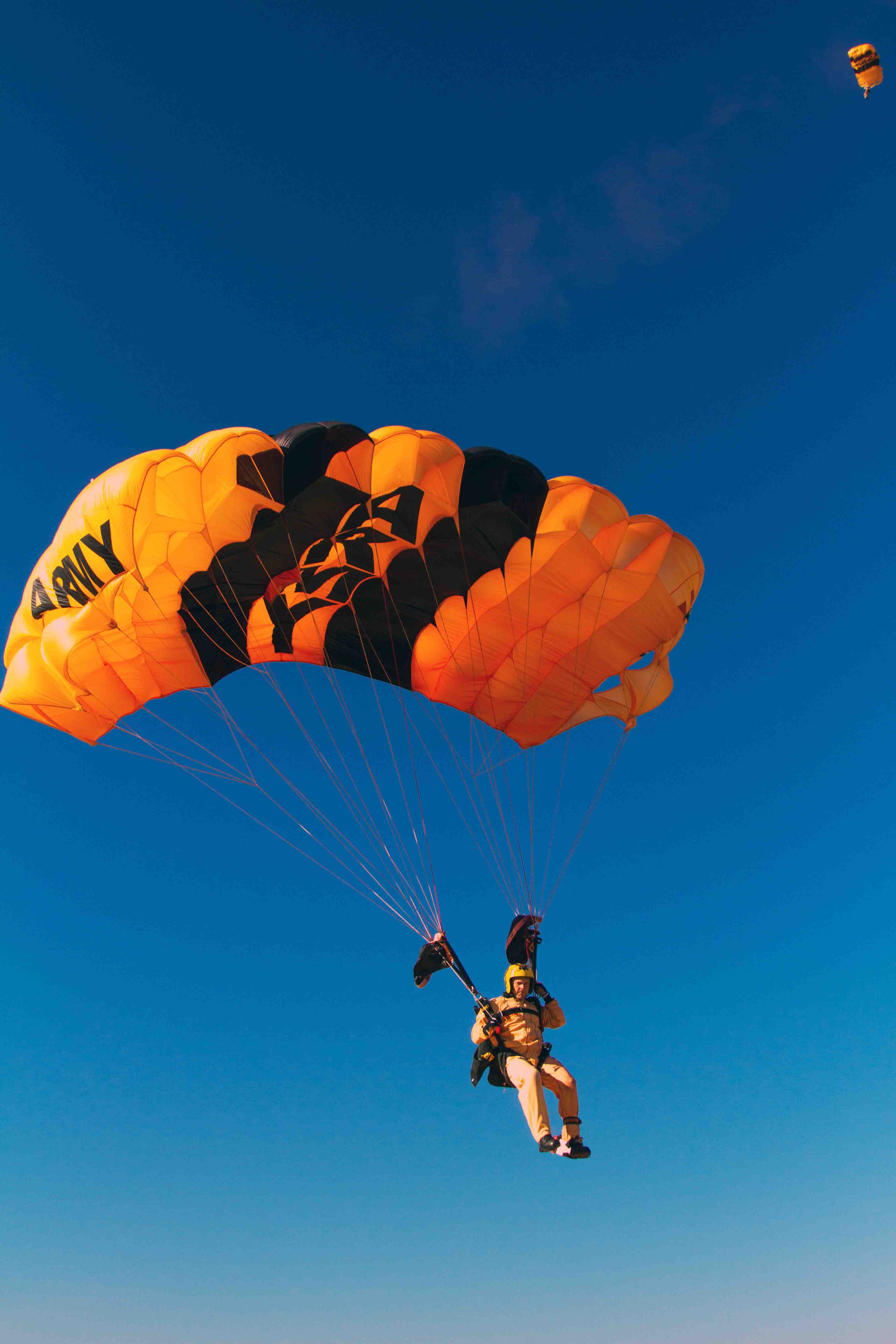 Alumnus makes final parachute jump in 75th anniversary ...